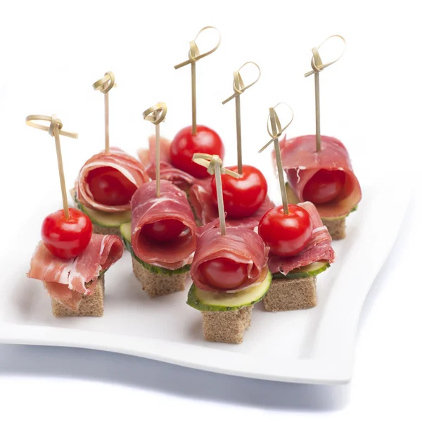 Canapés com tomate e bacon — Fotografia de Stock