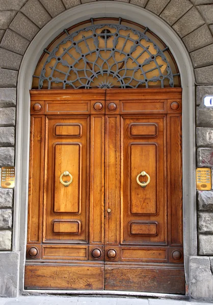 Stare drewniane drzwi w Włochy — Zdjęcie stockowe