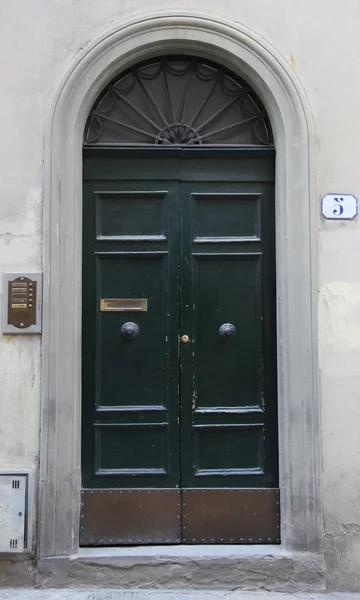 Une vieille porte en bois en Italie — Photo