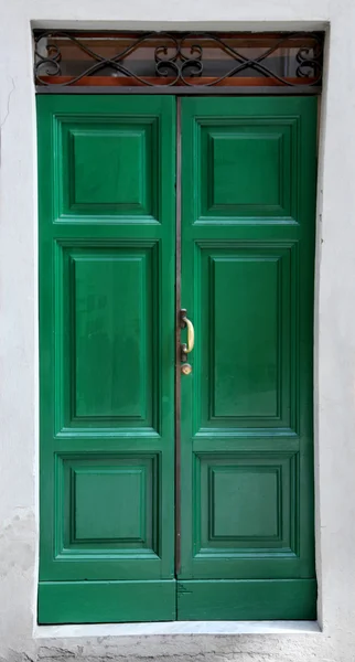 Uma velha porta de madeira na Itália — Fotografia de Stock