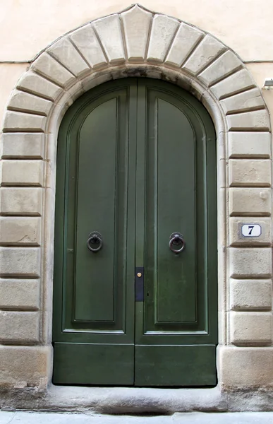 Старі дерев'яні двері в Італії — стокове фото