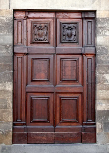 Una vecchia porta in legno in Italia — Foto Stock