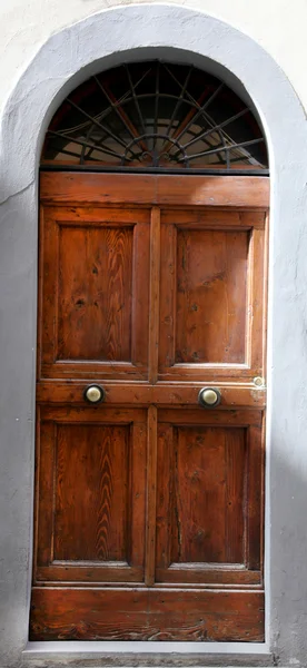 En gammal trä dörr i Italien — Stockfoto