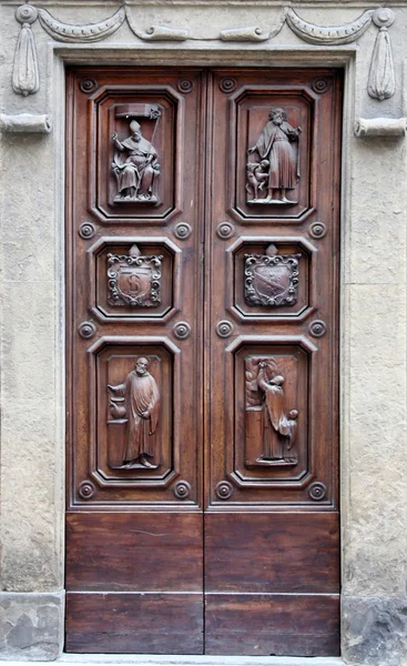 Uma velha porta de madeira na Itália — Fotografia de Stock