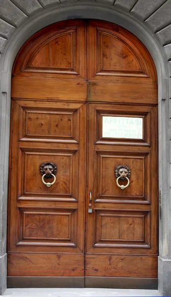 İtalya eski bir ahşap kapı — Stok fotoğraf