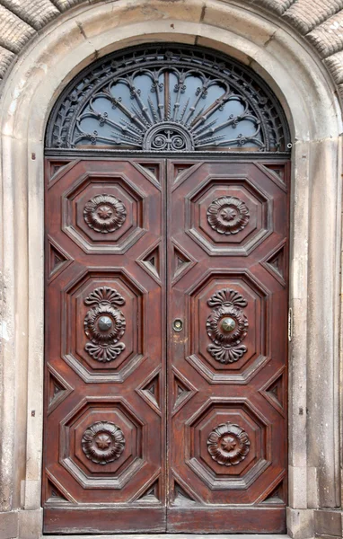 Een oude houten deur in Italië — Stockfoto
