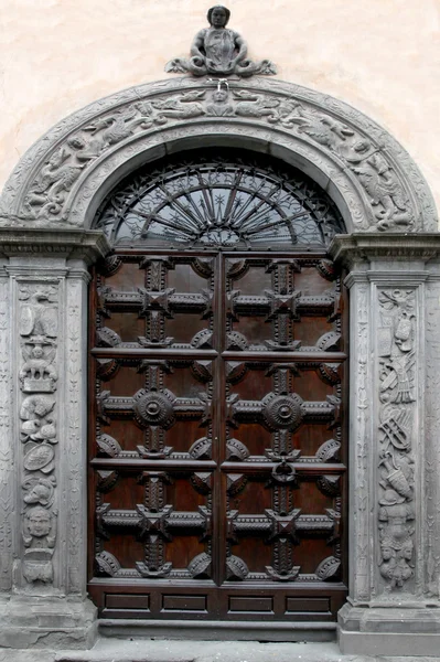 Stare drewniane drzwi w Włochy — Zdjęcie stockowe