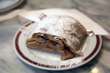 bir plaka üzerinde Apple strudel