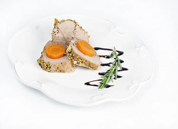 Arrosto di manzo su un piatto con rosmarino — Foto Stock