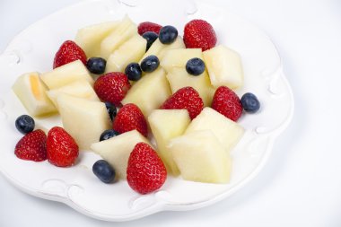 çeşitli meyve tabağına yalan. kavun, yaban mersini.