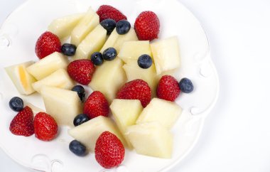 çeşitli meyve tabağına yalan. kavun, yaban mersini.