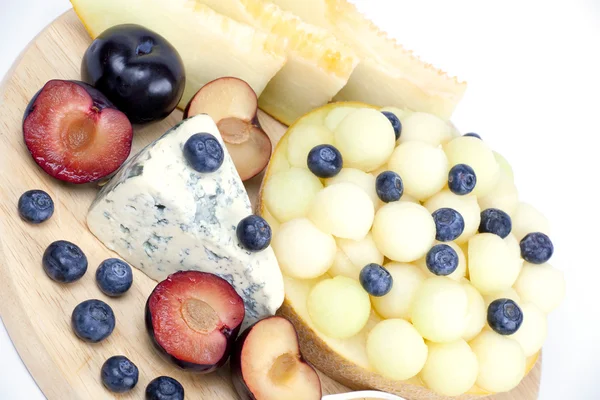 Tagliere di formaggi con frutta e cracker