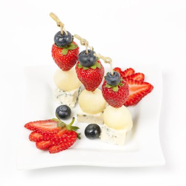 peynir karpuz ve çilek ile bir tabak kanepeler