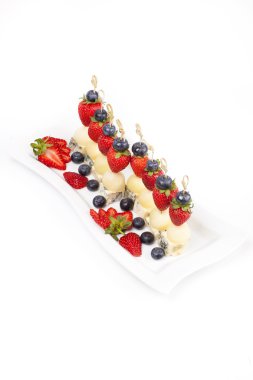 peynir karpuz ve çilek ile bir tabak kanepeler