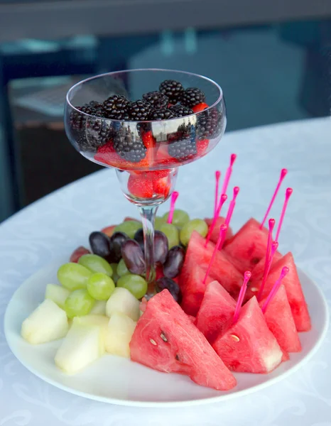 Ciotola di frutta sul tavolo a celebrazione — Foto Stock