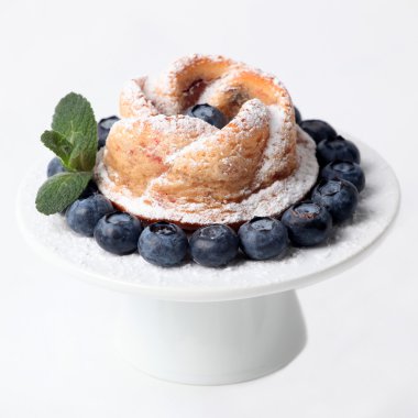 yaban mersini nane ile dekore kek