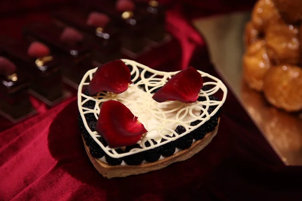 Ciasta na talerzu urządzone róża — Zdjęcie stockowe