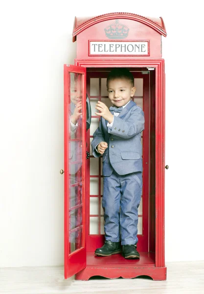 Menino em Inglês telefone vermelho — Fotografia de Stock