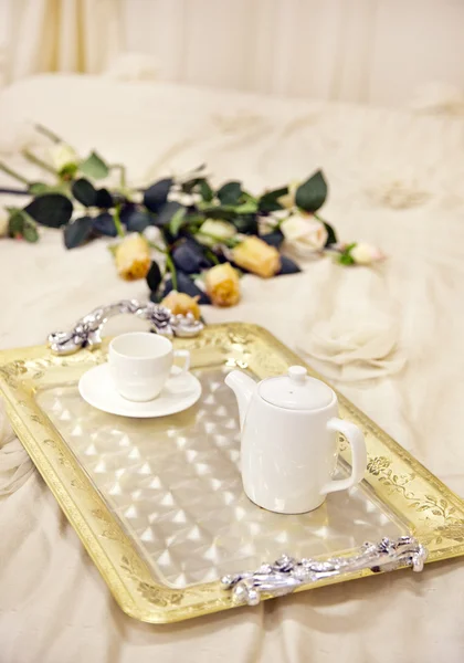 托盘与早晨的咖啡，躺在床上装饰着玫瑰 — 图库照片