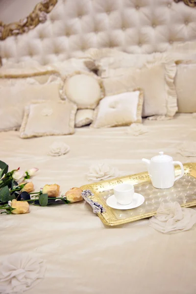 Lyxiga antika sängen med rosor — Stockfoto