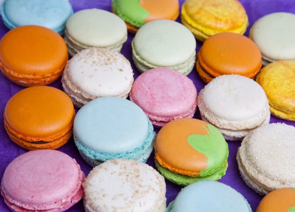 Bunte frische Makronen Kuchen auf einem Teller — Stockfoto