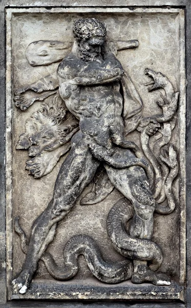 Pannello di soccorso a Dresda, Hercules lotta contro il serpente — Foto Stock