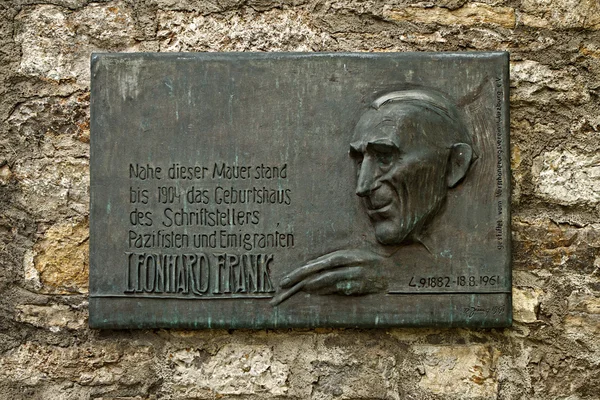 Hoog reliëf in Würzburg. Duitsland. Leonhard frank. — Stockfoto