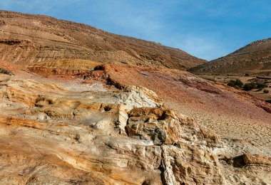 Çöl. Eruhama şehrinin yakınlarındaki kırmızı kumlar