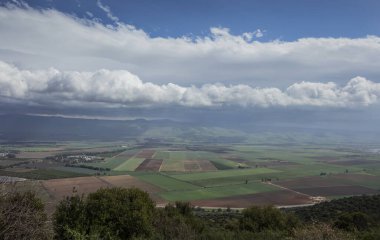 Yağmurlu havada Hula Vadisi manzarası