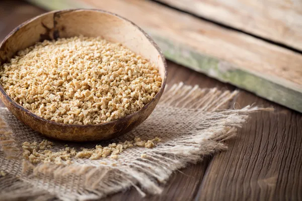 Soja-Holzschale auf einer Holzoberfläche, Ökoprodukt. — Stockfoto