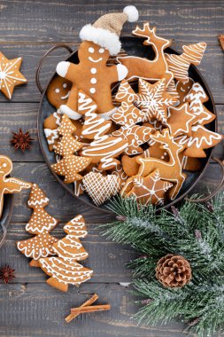 Lezzetli zencefilli kurabiyeler ve ahşap arka planda Noel dekoru..