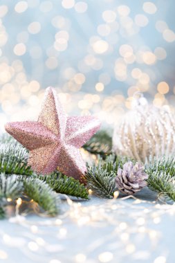 Yıldızlı Noel ladini Ve bulanık parlak ışıklar.