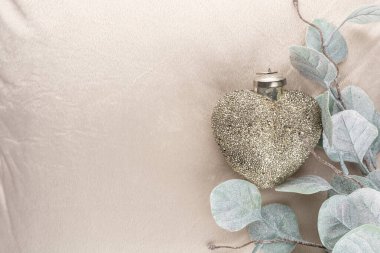 Altın noel sade topları yün arka planda.