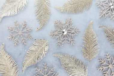 Şenlikli pastel arka plan. Noel yıldızları ve parıldayan parıltılar, pastel arka planda konfeti. Noel arkaplanı, düz uzanma.