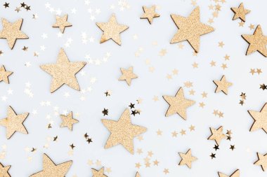 Şenlikli pastel arka plan. Noel yıldızları ve parıldayan parıltılar, pastel arka planda konfeti. Noel arkaplanı, düz uzanma.
