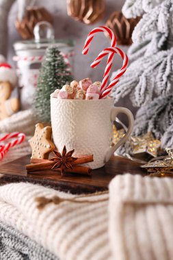 Bir fincan ve kurabiyeyle rahat bir Noel kompozisyonu. Şekerli sıcak çikolata..