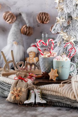 Bir fincan ve kurabiyeyle rahat bir Noel kompozisyonu. Şekerli sıcak çikolata..