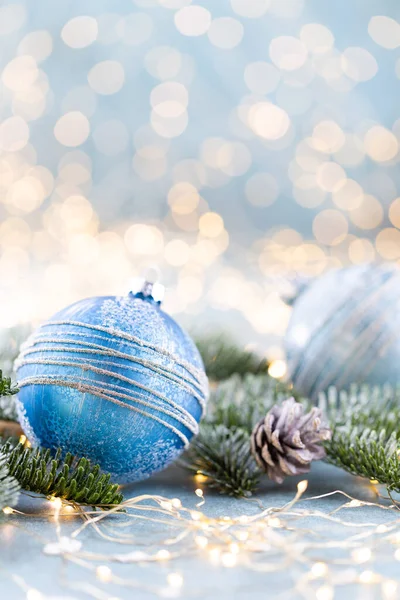 Рождественская Ель Мячом Размытыми Блестящими Огнями — стоковое фото