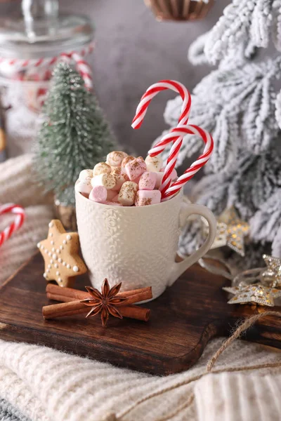 Bir fincan ve kurabiyeyle rahat bir Noel kompozisyonu. Şekerli sıcak çikolata..