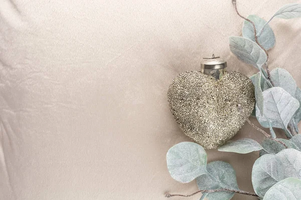 Altın noel sade topları yün arka planda.