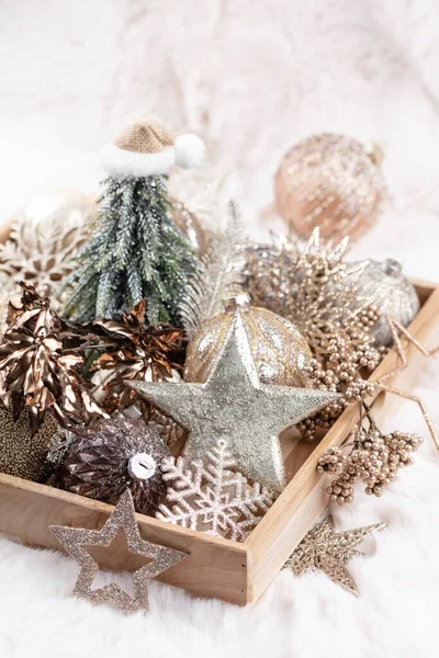 Altın noel sade topları yün arka planda.