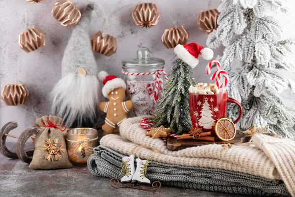 Bir fincan ve kurabiyeyle rahat bir Noel kompozisyonu. Şekerli sıcak çikolata..