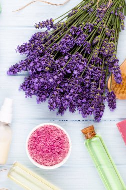 Temel yağ ve lavanta, çiçekli papatya tuzu..