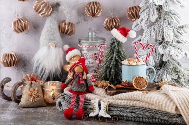 Bir fincan ve kurabiyeyle rahat bir Noel kompozisyonu. Şekerli sıcak çikolata..