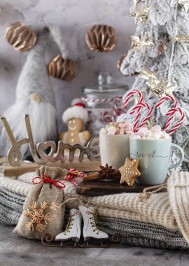 Bir fincan ve kurabiyeyle rahat bir Noel kompozisyonu. Şekerli sıcak çikolata..