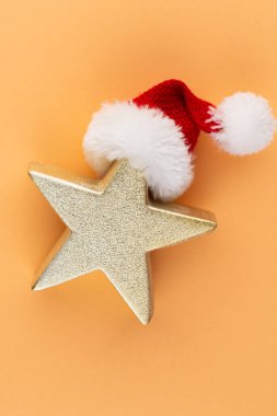 Noel yıldızı, pastel renkli arka planda dekor. Noel veya Yeni Yıl Minimum Konsept.