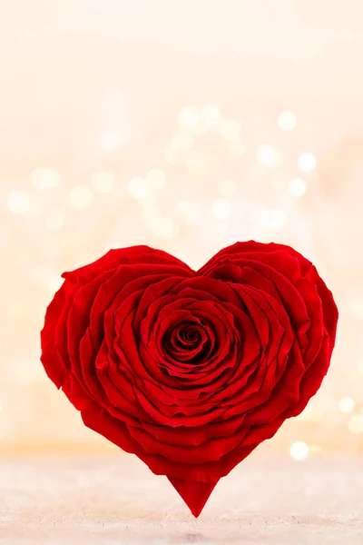 バレンタインデーの背景と赤いバラの心 グリーティングカード — ストック写真