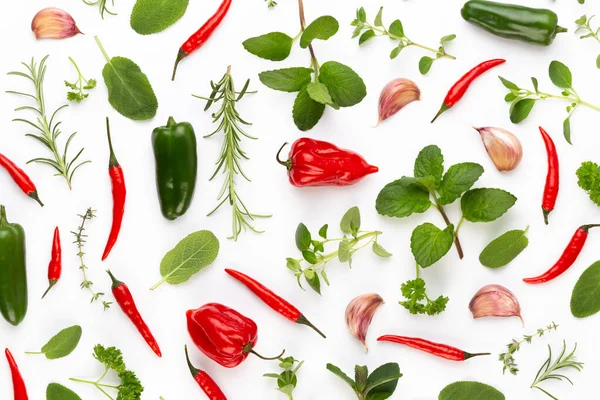 Baharatlı Bitkisel Yapraklar Beyaz Arka Planda Kırmızı Biber Sebze Deseni — Stok fotoğraf