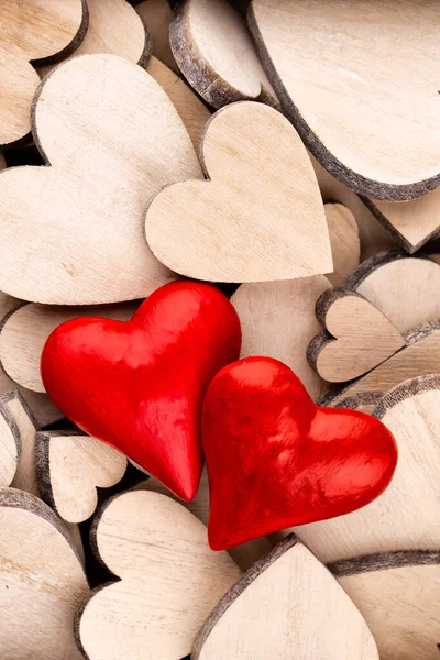 Tahta Kalp Deseni Tahta Kalp Arka Planında Kırmızı Bir Kalp — Stok fotoğraf