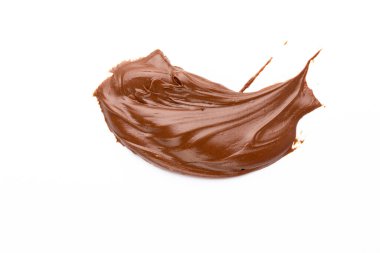 Beyaz arka planda izole edilmiş çikolata kremi. Düz yatıyordu.